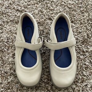 Apex Bone Color Medical MaryJane Shoes Size 4.5